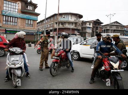 Sicherheit vor dem Besuch von Premierminister Mnister in Kaschmir, Indien, frisst indisches Sicherheitspersonal Pendler auf, während sie in der Nähe des Veranstaltungsortes, an dem der indische Premierminister Narendra Modi eine Wahlkundgebung anspricht, am 19. September 2024 in Srinagar, Indien, Wache halten. Die Parlamentswahlen in Jammu und Kaschmir 2024 finden in drei Phasen statt. Die Abstimmungstermine sind der 18. September, der 25. September und der 01. Oktober 2024. Dies ist die erste Wahl in der Region seit 10 Jahren und die erste seit der Neuordnung von Jammu und Kaschmir als Unionsgebiet nach der Aufhebung von Artikel 370 in 2 Stockfoto