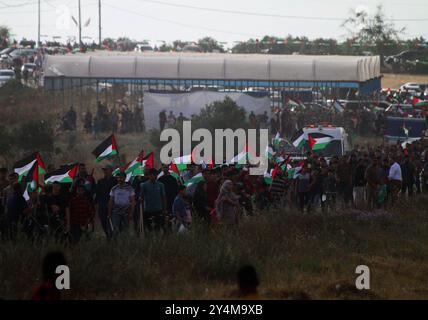 Gaza, Palästina. 18. Mai 2023. Palästinenser halten eine Fahnenaktion im Gebiet Malika im Osten von Gaza-Stadt ab. Die Palästinenser hissten ihre Nationalflagge während des marsches, der parallel zum israelischen flaggenmarsch stattfand, einem israelischen Ereignis, das die Eroberung Ostjerusalem im Jahr 1967 markiert und feierte. Die Spannungen im Westjordanland und im Gazastreifen waren hoch, als Zehntausende israelische Nationalisten durch das muslimische Viertel der Jerusalemer Altstadt marschierten Stockfoto