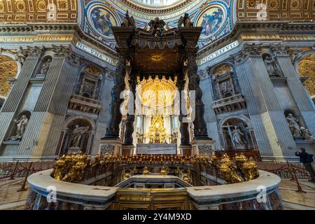 Im Inneren des Petersdoms in Vatikanstadt. Innenansicht der Peterskirche des Hochaltars, päpstlicher Altar mit Berninis Baldacchino, Rom, Italien Stockfoto