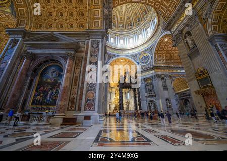 Im Inneren des Petersdoms im Vatikan mit Panoramablick auf das Kirchenschiff des Petersdoms, den Altar und die berühmte Kuppel. Eine päpstliche Vatikankirche. Stockfoto