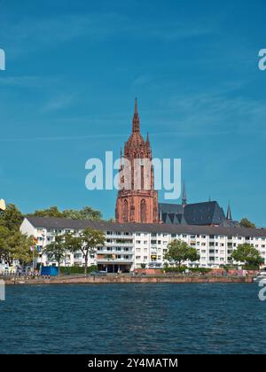 Frankfurt, Hess, Deutschland - 2024, 23. Juli: Der Kaiserdom der St. Bartholomäus Kirchen Frankfurt am Main vom Ufer aus gesehen mit dem Main im Th Stockfoto