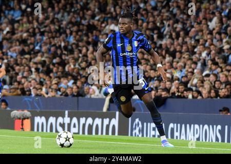 Manchester, Großbritannien. September 2024. Inter Mailand-Verteidiger Yann Aurel Bisseck (31) während des Spiels Manchester City FC gegen Inter Mailand UEFA Champions League Runde 1 im Etihad Stadium, Manchester, England, Vereinigtes Königreich am 18. September 2024 Credit: Every Second Media/Alamy Live News Stockfoto