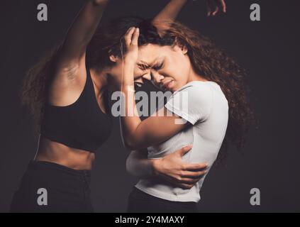 Frau, traurig und depressiv in Angst, Angst und Weinen um geistige Gesundheit auf dunklem Hintergrund. Weibliche Person, bipolare Störung und Hilferuf, Therapie Stockfoto