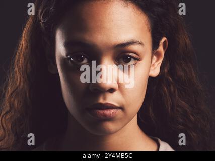 Psychische Gesundheit, Porträt und Person mit bipolarer Störung im Studio für traurige, Psychologie und ptbs-Krankheit. Identitätskrise, Mindset und Depression mit Stockfoto