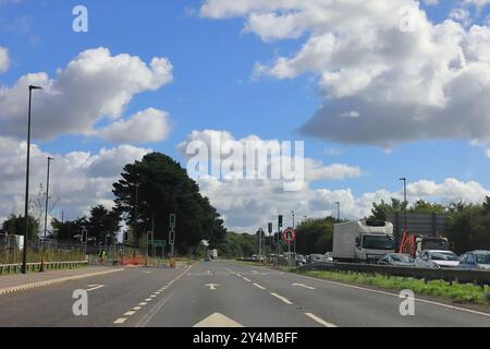 Bognor Regis, West Sussex, England. 12. September 2024. Wolkenlandschaft über Bognor, Landschaft durch eine Windschutzscheibe des Autos mit Verkehr auf der anderen Fahrbahn. Eines von einer Auswahl von Fotos, die kürzlich bei einem Tagesausflug nach Bognor Regis an der Südküste Englands aufgenommen wurden. Die Stadt beherbergt einen Butlins Holiday Park und ist ein beliebtes Reiseziel für Touristen. Stockfoto