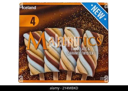 Schachtel mit neuen Island Majestics Chocolate & Caramel Twister Eiscremes isoliert auf weiß - Schokoladenvanilla und Karamell Geschmack Eis Lollies Stockfoto