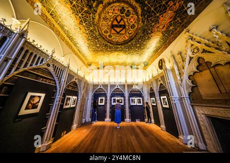 Strawberry Hill House Richmond upon Thames 19 Sep 2024 Binet wurde beauftragt, fotografische Essays über neun Häuser, zwei Mausoleen und eine Synagoge zu erstellen, um ihre außergewöhnlichen und abwechslungsreichen Außenbereiche, Gärten und Innenräume festzuhalten. Strawberry Hill - 19. September 2024 - 8. Januar 2025.Paul Quezada-Neiman/Alamy Live News Stockfoto