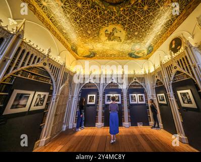 Strawberry Hill House Richmond upon Thames 19 Sep 2024 Binet wurde beauftragt, fotografische Essays über neun Häuser, zwei Mausoleen und eine Synagoge zu erstellen, um ihre außergewöhnlichen und abwechslungsreichen Außenbereiche, Gärten und Innenräume festzuhalten. Strawberry Hill - 19. September 2024 - 8. Januar 2025.Paul Quezada-Neiman/Alamy Live News Stockfoto