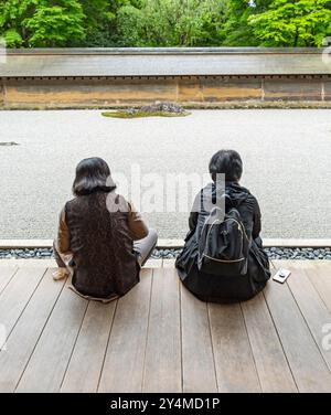 Besucher von Kare-sansui - trockene Landschaft Zen Tempelgarten, Ryoan-JI, Kyoto, Japan Stockfoto