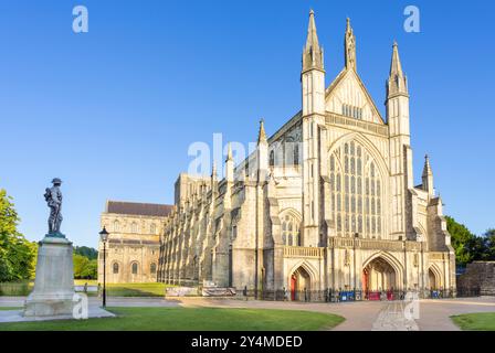 Winchester Cathedral und das King's Royal Rifle Corps war Memorial im Abendlicht Winchester Hampshire England UK GB Europe Stockfoto