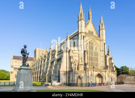 Winchester Cathedral und das King's Royal Rifle Corps war Memorial im Abendlicht Winchester Hampshire England UK GB Europe Stockfoto