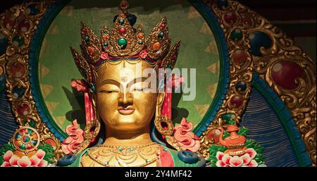 Buddha. Gompas Sind Buddhistische Altäre Oder Klöster In Der Himalaya-Region. Der Altar repräsentiert Triratna-Three Juwels-, Buddha- und Dharma-Diskussionen Stockfoto