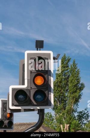 Ampel, Sequenz, rot, orange, grün, Fußweg geschlossen, Sicherheit, Fahrer, Fußgänger, blockierter Zugang, Barrieren, behinderter Zugang zur Rampe, Bordsteinkante. Stockfoto