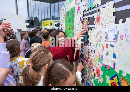 Vortag des 70. Weltkindertage am 20. September 2024 setzen das Deutsche Kinderhilfswerk DKHW und UNICEF Deutschland gemeinsam mit engagierten jungen Menschen und im Beisein von Bundesfamilienministerin Lisa Paus mit einem Puzzel auf dem Platz vor dem Paul-Loebe-Haus Löbe in Berlin ein wichtiges Zeichen für die Rechte der Kinder Foto vom 19.09.2024. Die einzelnen Puzzle-Teile wurden von Kindern und Jugendlichen, diverser Kinderrechte- Schulen, Kindertagesstaetten, Kinder- und Jugendhaeuser, Familienzentren, Bibliotheken, Kinderfreundliche Kommunen und Einrichtungen für Gefluechtete au Stockfoto