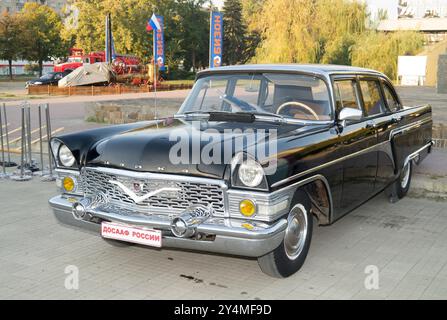 Das sowjetische Auto "Tschaika" GAZ-13 in einer Ausstellung zu Ehren von einer Stadt Tag Rostow am Don Stockfoto