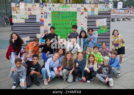 Vortag des 70. Weltkindertage am 20. September 2024 setzen das Deutsche Kinderhilfswerk DKHW und UNICEF Deutschland gemeinsam mit engagierten jungen Menschen und im Beisein von Bundesfamilienministerin Lisa Paus mit einem Puzzel auf dem Platz vor dem Paul-Loebe-Haus Löbe in Berlin ein wichtiges Zeichen für die Rechte der Kinder Foto vom 19.09.2024. Die einzelnen Puzzle-Teile wurden von Kindern und Jugendlichen, diverser Kinderrechte- Schulen, Kindertagesstaetten, Kinder- und Jugendhaeuser, Familienzentren, Bibliotheken, Kinderfreundliche Kommunen und Einrichtungen für Gefluechtete au Stockfoto