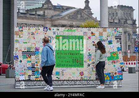 Vortag des 70. Weltkindertage am 20. September 2024 setzen das Deutsche Kinderhilfswerk DKHW und UNICEF Deutschland gemeinsam mit engagierten jungen Menschen und im Beisein von Bundesfamilienministerin Lisa Paus mit einem Puzzel auf dem Platz vor dem Paul-Loebe-Haus Löbe in Berlin ein wichtiges Zeichen für die Rechte der Kinder Foto vom 19.09.2024. Die einzelnen Puzzle-Teile wurden von Kindern und Jugendlichen, diverser Kinderrechte- Schulen, Kindertagesstaetten, Kinder- und Jugendhaeuser, Familienzentren, Bibliotheken, Kinderfreundliche Kommunen und Einrichtungen für Gefluechtete au Stockfoto