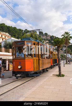 Port de Soller. Mallorca. Spanien. 4.10.2023. Die berühmte orangene Straßenbahn fährt von Soller nach Port de Soller. Sonniger Tag, viele Touristen Stockfoto