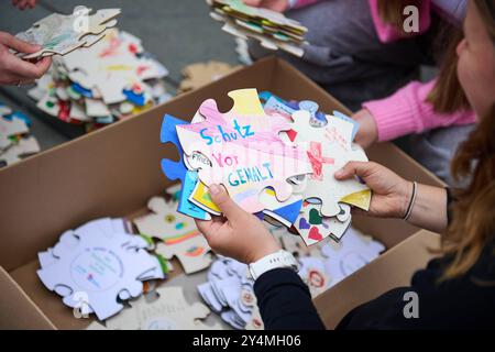 Vortag des 70. Weltkindertage am 20. September 2024 setzen das Deutsche Kinderhilfswerk DKHW und UNICEF Deutschland gemeinsam mit engagierten jungen Menschen und im Beisein von Bundesfamilienministerin Lisa Paus mit einem Puzzel auf dem Platz vor dem Paul-Loebe-Haus Löbe in Berlin ein wichtiges Zeichen für die Rechte der Kinder Foto vom 19.09.2024. Die einzelnen Puzzle-Teile wurden von Kindern und Jugendlichen, diverser Kinderrechte- Schulen, Kindertagesstaetten, Kinder- und Jugendhaeuser, Familienzentren, Bibliotheken, kinderfreundliche Kommunen und Einrichtungen für Gefluechtete au Stockfoto