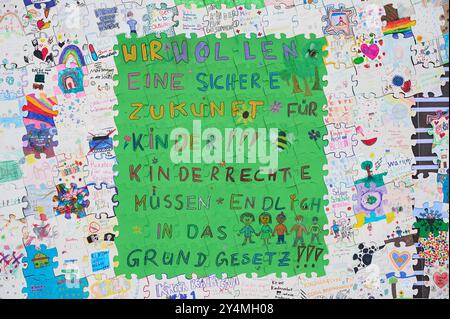 Vortag des 70. Weltkindertage am 20. September 2024 setzen das Deutsche Kinderhilfswerk DKHW und UNICEF Deutschland gemeinsam mit engagierten jungen Menschen und im Beisein von Bundesfamilienministerin Lisa Paus mit einem Puzzel auf dem Platz vor dem Paul-Loebe-Haus Löbe in Berlin ein wichtiges Zeichen für die Rechte der Kinder Foto vom 19.09.2024. Die einzelnen Puzzle-Teile wurden von Kindern und Jugendlichen, diverser Kinderrechte- Schulen, Kindertagesstaetten, Kinder- und Jugendhaeuser, Familienzentren, Bibliotheken, kinderfreundliche Kommunen und Einrichtungen für Gefluechtete au Stockfoto