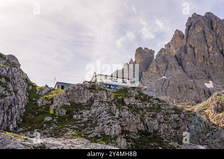 Panoramablick auf das Berghotel auf dem mächtigen Felsmassiv der Dolomiten. Ein beliebtes Ziel für Wanderer und Kletterer. Italien. Stockfoto