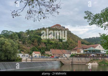 Malerischer Blick über das Unstrut-Wehr und die Burgmühle in Richtung Schloss Neuenburg in Freyburg, Burgenlandkreis in Sachsen-Anhalt, Deutschland, Europa Stockfoto