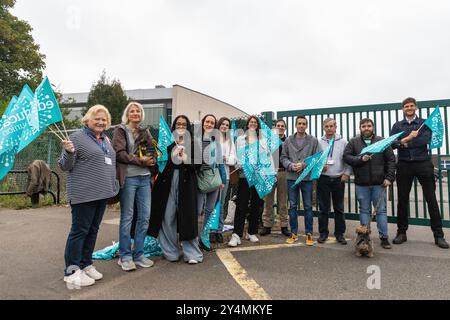 Slough, Großbritannien. September 2024. NEU Mitglieder der Baylis Court School stehen am ersten Tag eines Streiks über eine ärztliche Abwesenheitspolitik an zwei Thames Learning Trust Schulen auf einer Streiklinie. Derzeit erlaubt die Urlaubspolitik an der Baylis Court School und der Reading Girls School Mitarbeitern keine bezahlte Freizeit für medizinische Termine oder zur Begleitung von Angehörigen zu solchen Termine. Streiks über das Thema an beiden Schulen, für die die Mitglieder bei einer Beteiligung von 78 % mit 100 % gestimmt haben, sind für den 19. Und 24. Bis 25. September und den 1. Bis 3. Oktober geplant. Gutschrift: M Stockfoto