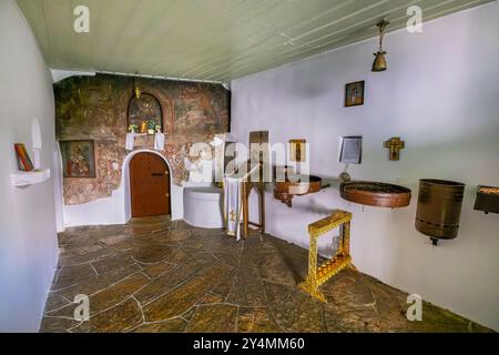 Monodendri, Zagori, Griechenland - 16. September 2016: Kleine Basilika im verlassenen Kloster Saint Paraskevi in der Nähe der Vikos-Schlucht Stockfoto