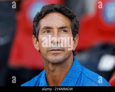 San Jose, Usa. August 2024. Bay FC-Cheftrainer Albertin Montoya wartet am 27. August 2024 im PayPal Park in San Jose, Kalifornien auf den Start eines Freundschaftsspiels gegen den FC Barcelona. (Foto: Nhat V. Meyer/Bay Area News Group/TNS/SIPA USA) Credit: SIPA USA/Alamy Live News Stockfoto