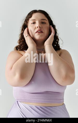 Eine schöne Frau in Übergröße zeigt ihre Eleganz mit einer selbstbewussten Pose und einem sanften Ausdruck. Stockfoto