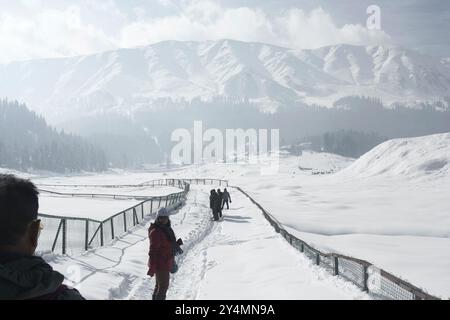 Gulmarg, Jammu und Kaschmir / Indien - 19. Dezember 2019 : Menschen in der Natur in Gulmarg, Jammu und Kaschmir. Stockfoto