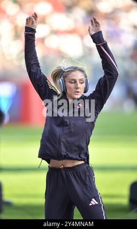 Molly Caudery aus Großbritannien erwärmte sich auf, bevor sie im Stabhochsprung der Frauen beim Finale der Memorial Van Damme Diamond League im Ki antrat Stockfoto