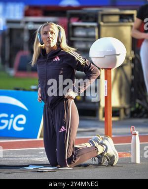 Molly Caudery aus Großbritannien erwärmte sich auf, bevor sie im Stabhochsprung der Frauen beim Finale der Memorial Van Damme Diamond League im Ki antrat Stockfoto