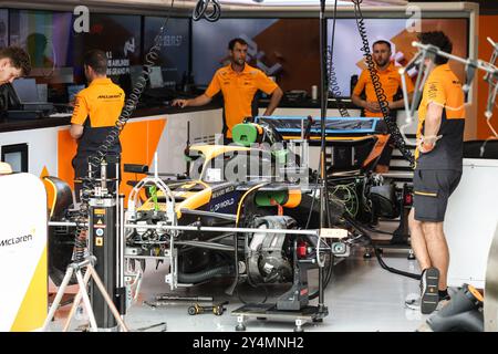 McLaren F1 Team MCL38, mechanischer Detailmechaniker, Mecanicien, Mechaniker während des Formel 1 Grand Prix 2024, 18. Runde der Formel 1 Weltmeisterschaft 2024 vom 20. Bis 22. September 2024 auf dem Marina Bay Circuit in Singapur, Singapur Stockfoto