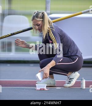 Molly Caudery aus Großbritannien erwärmte sich auf, bevor sie im Stabhochsprung der Frauen beim Finale der Memorial Van Damme Diamond League im Ki antrat Stockfoto