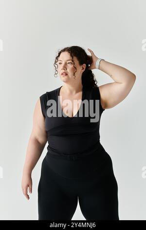 Eine schöne Frau in Übergröße zeigt ihre Eleganz in einem stilvollen Outfit und strahlt Selbstvertrauen aus. Stockfoto