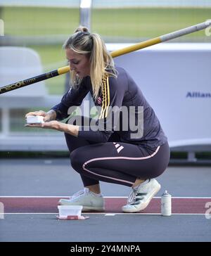 Molly Caudery aus Großbritannien erwärmte sich auf, bevor sie im Stabhochsprung der Frauen beim Finale der Memorial Van Damme Diamond League im Ki antrat Stockfoto