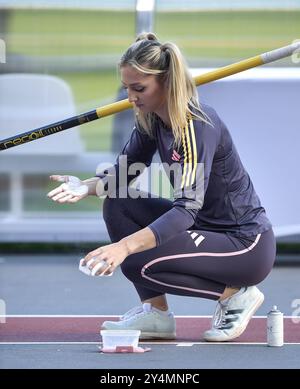 Molly Caudery aus Großbritannien erwärmte sich auf, bevor sie im Stabhochsprung der Frauen beim Finale der Memorial Van Damme Diamond League im Ki antrat Stockfoto