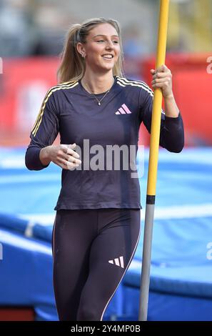 Molly Caudery aus Großbritannien erwärmte sich auf, bevor sie im Stabhochsprung der Frauen beim Finale der Memorial Van Damme Diamond League im Ki antrat Stockfoto