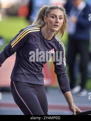 Molly Caudery aus Großbritannien erwärmte sich auf, bevor sie im Stabhochsprung der Frauen beim Finale der Memorial Van Damme Diamond League im Ki antrat Stockfoto