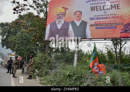 Srinagar, Indien. September 2024. Indische paramilitärische Truppen stehen während einer politischen Kundgebung des indischen Premierministers Narendra Modi vor den Wahlen zur Staatsversammlung in Srinagar in Alarmbereitschaft. Während sich das Wahlrennen in Jammu und Kaschmir intensiviert, hielt der indische Premierminister Narendra Modi vor der zweiten Phase der Wahlumfragen der Versammlung, die für den 25. September geplant war, kurz nach dem Ende der ersten Wahlphase eine politische Kundgebung in Srinagar ab. Quelle: SOPA Images Limited/Alamy Live News Stockfoto