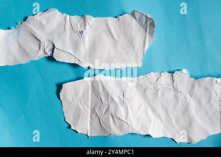Blauer Himmel und Wolken aus blau-weiß zerrissenem Papier. Stockfoto
