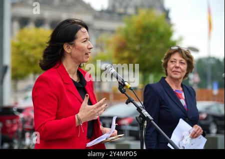 Vortag des 70. Weltkindertage am 20. September 2024 setzen das Deutsche Kinderhilfswerk DKHW und UNICEF Deutschland gemeinsam mit engagierten jungen Menschen und im Beisein von Bundesfamilienministerin Lisa Paus mit einem Puzzel auf dem Platz vor dem Paul-Loebe-Haus Löbe in Berlin ein wichtiges Zeichen für die Rechte der Kinder. Foto vom 19.09.2024: Anja Siegesmund, Vorstandsmitglied des Deutschen Kinderhilfswerkes DKHW Daniela Schadt, Vorstandsmitglied von UNICEF Deutschland die einzelnen Puzzle-Teile wurden von Kindern und Jugendlichen, diverser Kinderrechte- Schulen, Kindertagesstaett Stockfoto