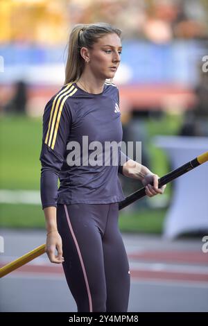 Molly Caudery aus Großbritannien erwärmte sich auf, bevor sie im Stabhochsprung der Frauen beim Finale der Memorial Van Damme Diamond League im Ki antrat Stockfoto