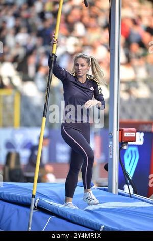 Molly Caudery aus Großbritannien erwärmte sich auf, bevor sie im Stabhochsprung der Frauen beim Finale der Memorial Van Damme Diamond League im Ki antrat Stockfoto