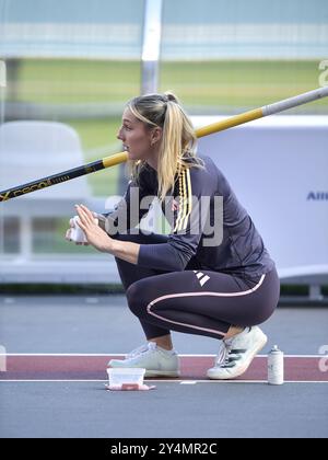 Molly Caudery aus Großbritannien erwärmte sich auf, bevor sie im Stabhochsprung der Frauen beim Finale der Memorial Van Damme Diamond League im Ki antrat Stockfoto