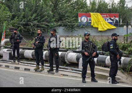 Srinagar, Indien. September 2024. Die Kommandos der nationalen Sicherheitsgarde (NSG) stehen während einer politischen Kundgebung des indischen Premierministers Narendra Modi vor den Wahlen zur Staatsversammlung in Srinagar in Alarmbereitschaft. Während sich das Wahlrennen in Jammu und Kaschmir intensiviert, hielt der indische Premierminister Narendra Modi vor der zweiten Phase der Wahlumfragen der Versammlung, die für den 25. September geplant war, kurz nach dem Ende der ersten Wahlphase eine politische Kundgebung in Srinagar ab. (Foto: Saqib Majeed/SOPA Images/SIPA USA) Credit: SIPA USA/Alamy Live News Stockfoto