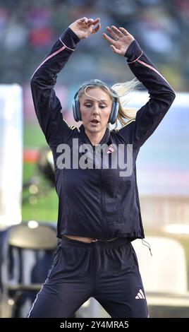 Molly Caudery aus Großbritannien erwärmte sich auf, bevor sie im Stabhochsprung der Frauen beim Finale der Memorial Van Damme Diamond League im Ki antrat Stockfoto