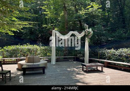 Veranstaltungsort der Hochzeitszeremonie im Garten Stockfoto
