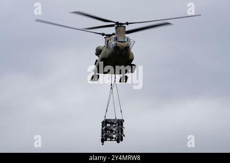 Eine Alaska Army National Guard CH-47 Chinook, die dem 1. Bataillon, 207. Aviation Regiment, zugewiesen ist, nimmt an gemeinsamen Schleudereinsätzen mit U Teil Stockfoto